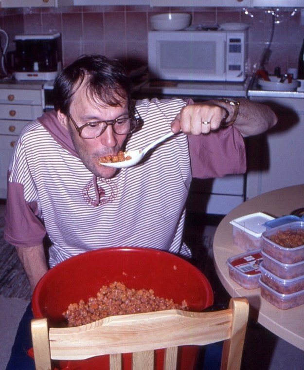 Rubus chamaemorus - muurain on ilmeisesti Suomen arvostetuin luonnonmarja. Sen kukintaa seurataan, ja marjasatoa uhkaavia hallaöitä pelätään. Parhaat marjamaat ovat pohjoisimmassa Suomessa, jossa sijaitsevat myös laajimmat suoalueet. Marjat ovat erityisen makunsa lisäksi hyvin terveellisiä sisältäen monia tärkeitä hivenaineita, vitamiineja ja kuituja. Vitamiineista eniten on C-vitamiinia, jota on 100 grammassa marjoja 61 mikrogrammaa, mikä on 2-4 kertaa enemmän kuin appelsiinissa. Lapin hillasaaliin käsittelyä Hämeenlinnassa 9.8.1991. Copyright Hannu Kämäräinen.